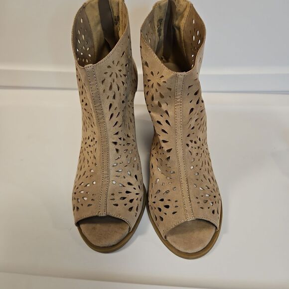 Jellypop Tan Faux Suede Laser CutOut Toe Out Booties sz 11 - Picture 4 of 8
